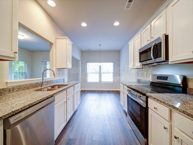 Building Photo - 916 S Battleground Ave