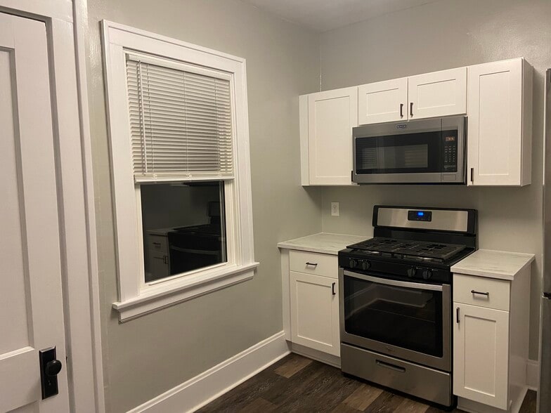 Building Photo - 2112 Cathedral Ave