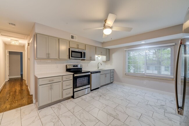 Building Photo - Spacious two bedroom renovated apartment
