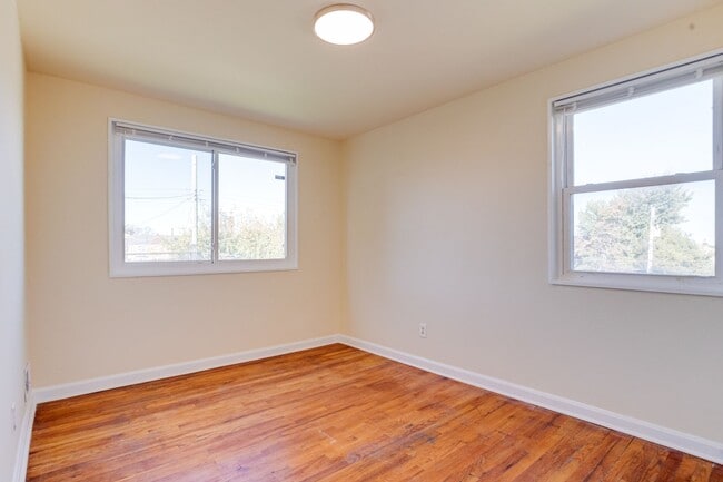 Building Photo - Charming End-Unit Townhome
