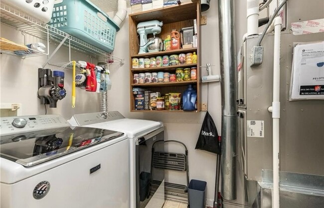 Building Photo - 3BR/2BR Home For Rent - Fenced Back Yard w...