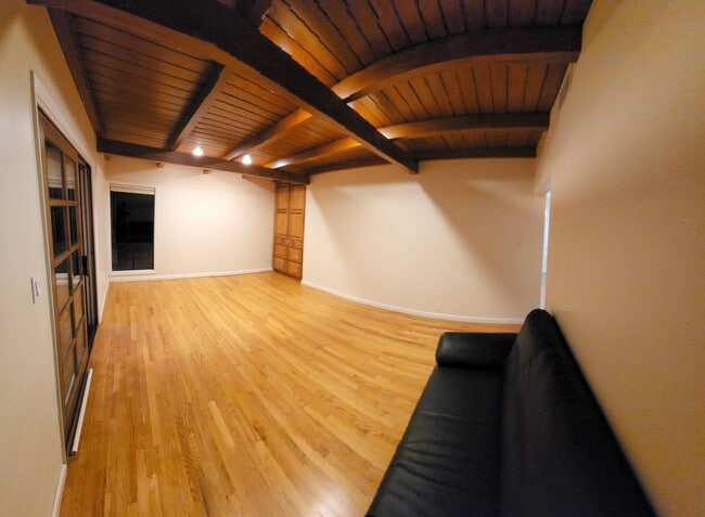 Building Photo - 5 bed 3.5 bath home close to campus!