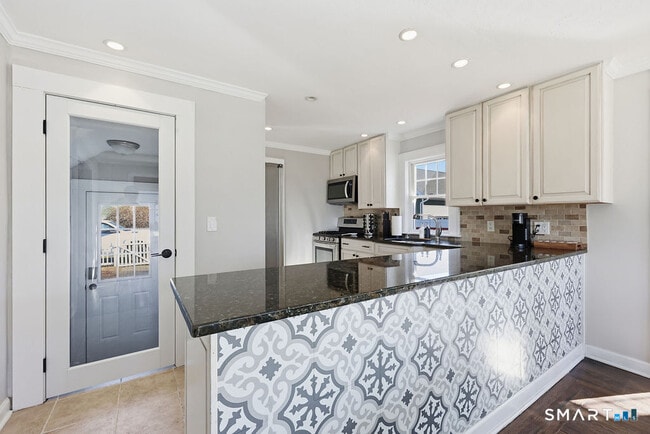 Building Photo - 82 Miller Ave