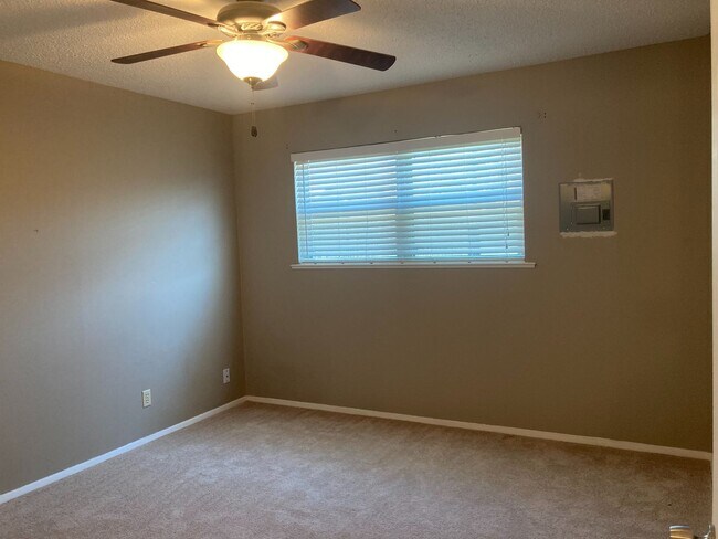 Building Photo - 224 N Oxford Dr