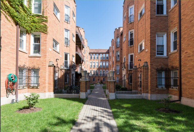 Primary Photo - 1642 W Greenleaf Ave