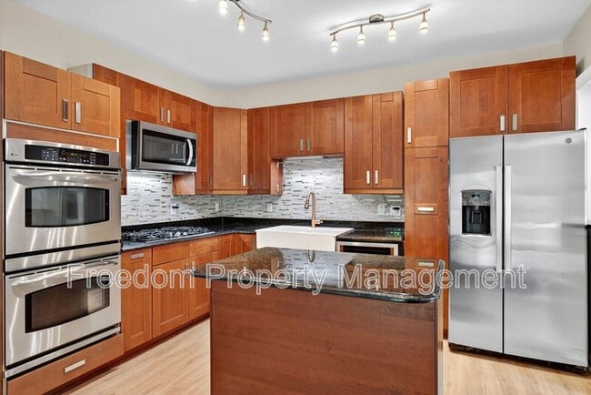 Building Photo - 8513 Thomas Dr
