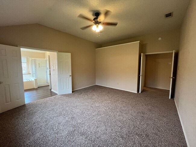 Building Photo - Large 4 Bedroom Home in Skipcha Mountain!