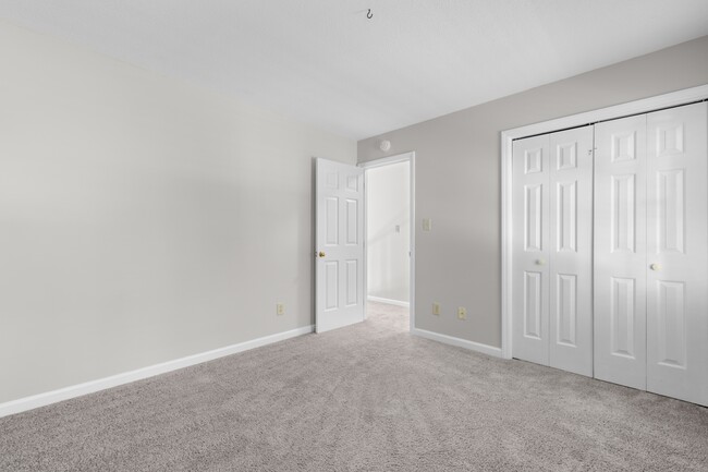 Building Photo - 4505 Aviemore Crescent