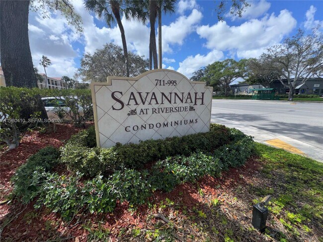 Building Photo - 733 Riverside Dr