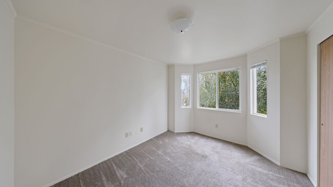 Building Photo - 3 Bed 2 Bath - Downtown - Assigned Parking