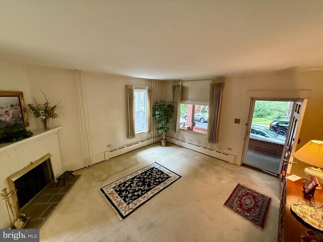 Building Photo - 1557 Dauphin Ave