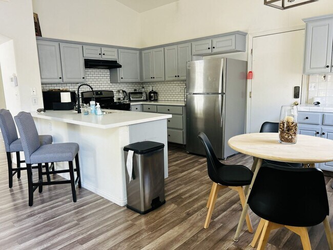 Building Photo - 3 bedrooms, 2 full bathrooms single-story home located in the heart of Visalia, CA.