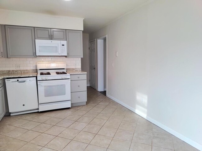 Building Photo - 478 Robbe Ave