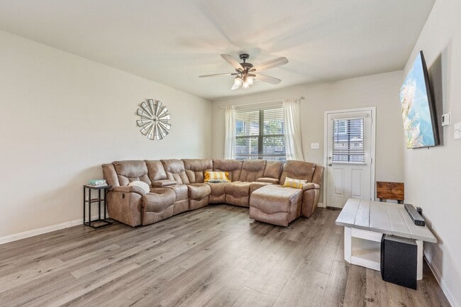 Building Photo - 2221 Raider Dr