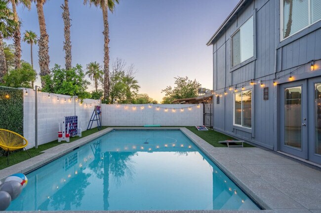 Building Photo - 3733 E Dahlia Dr