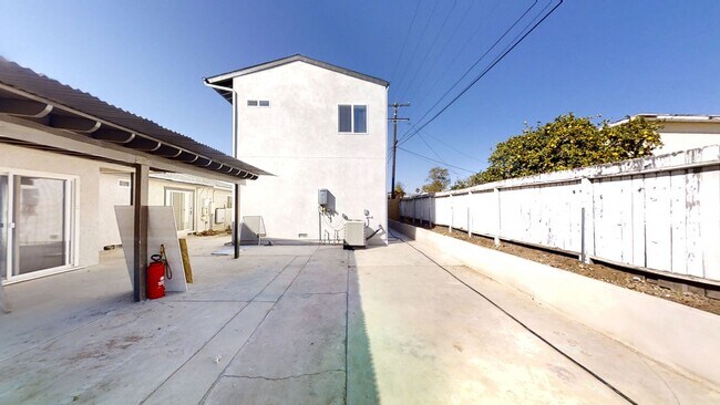 Building Photo - 4BD/2 BA Close Walk to Campus