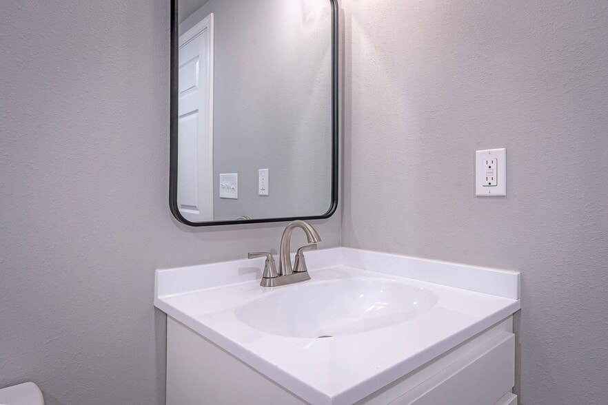 Building Photo - 213 Lomond St