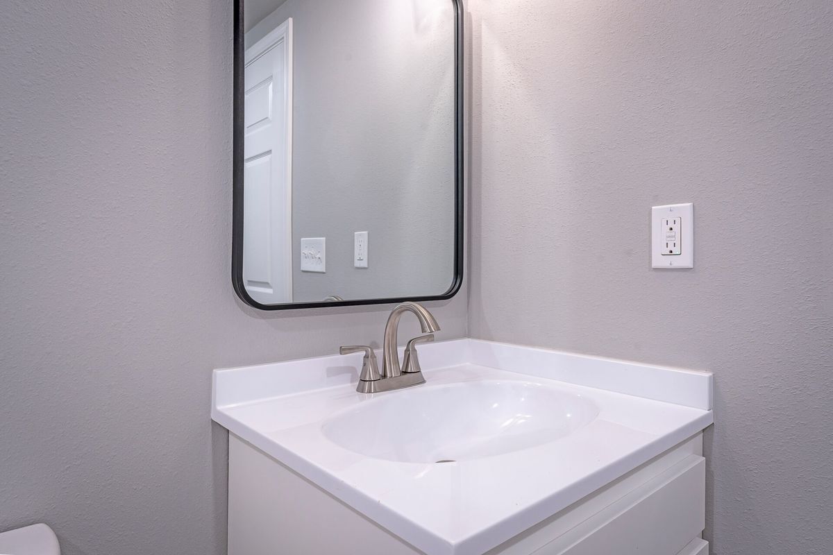 Building Photo - 518 Ranier Dr