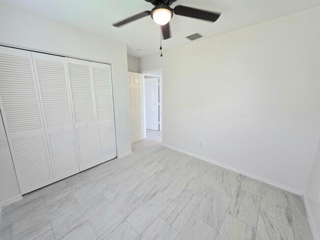 Building Photo - 569 E Ridge Cir N