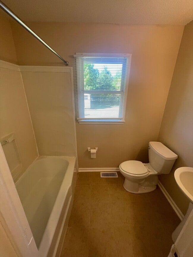 Building Photo - 705 Harris Rd