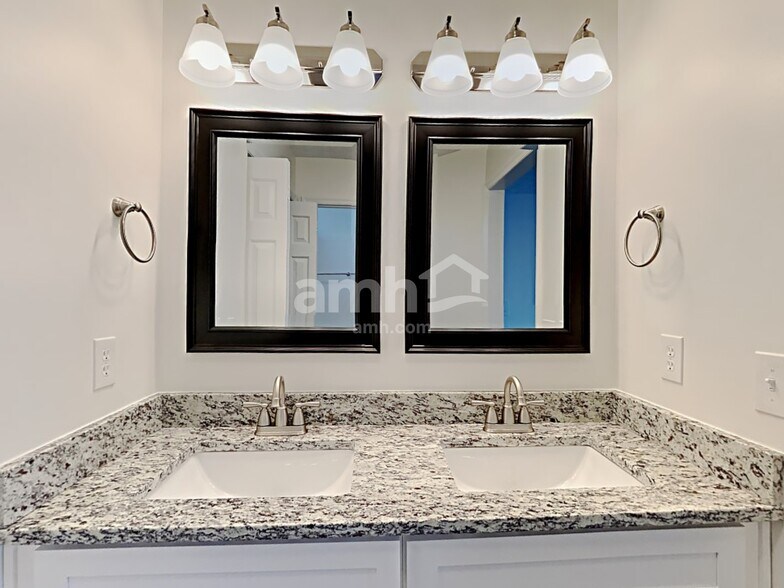 Building Photo - 1450 Brighton Cir