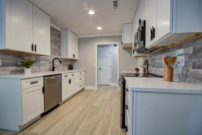 Building Photo - 205 Jarrett Ln
