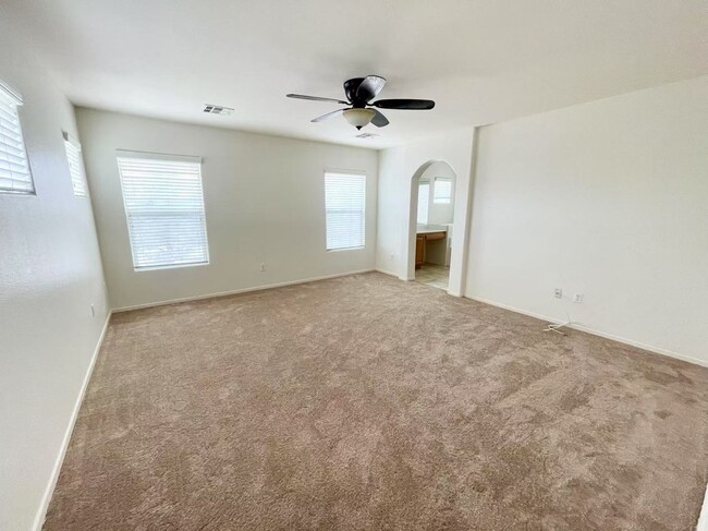 Building Photo - Gorgeous 3 bed, 2 1/2bath home.