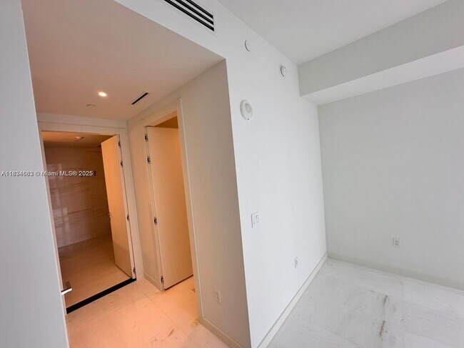 Building Photo - 300 Biscayne Blvd Way