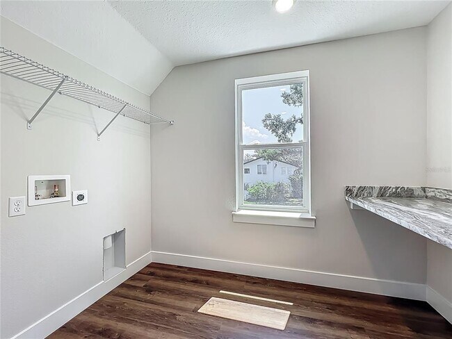 Building Photo - 591 W Osceola St