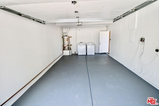 Building Photo - 6587 Oasis Ave
