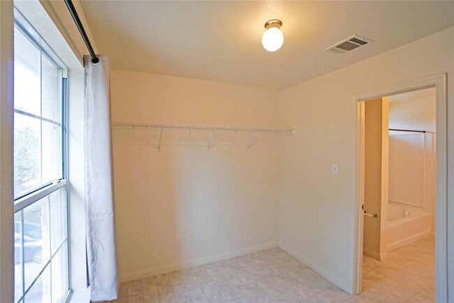 Building Photo - 714 Lavaca Loop