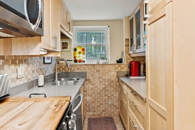 Building Photo - Charming Row Home | 2 Bed | 1 Bath | 950 Sf | Fenced Backyard | 2 Surface Parking Spaces