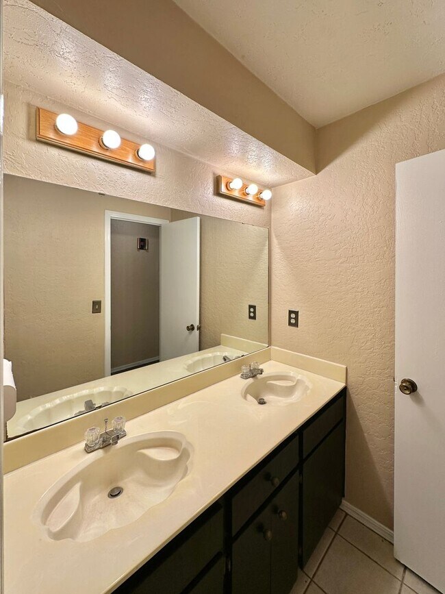 Building Photo - New flooring and paint!