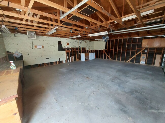 Building Photo - 2 Bedroom with 4-Car Garage in Downtown JT!