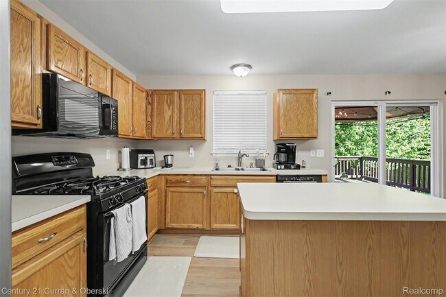 Building Photo - 7055 Oakridge Dr