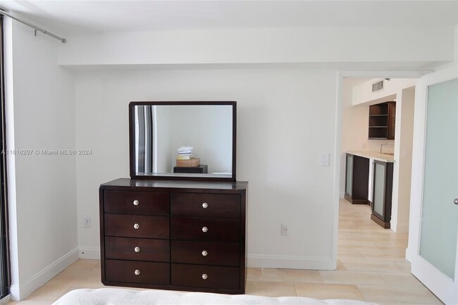 Building Photo - 540 Brickell Key Dr
