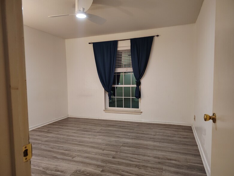 Building Photo - 8401 N New Braunfels Ave