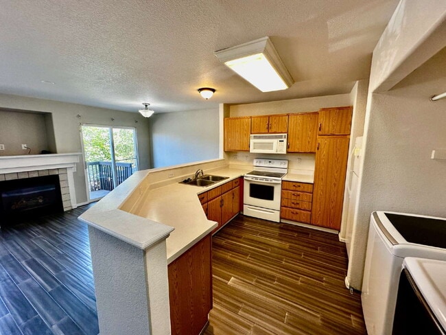 Building Photo - Available Immediately! Charming and cozy townhome in Thornton!