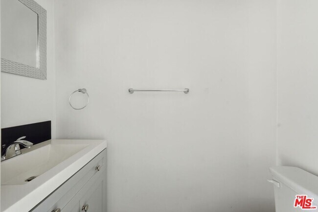 Building Photo - 1475 S Wooster St