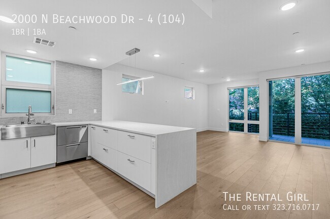 Building Photo - 2000 Beachwood Dr