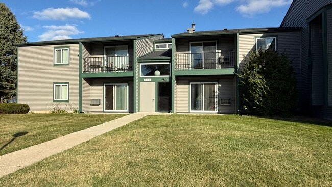 Building Photo - Lower 2-Bedroom | Heat Included & Fully Renovated