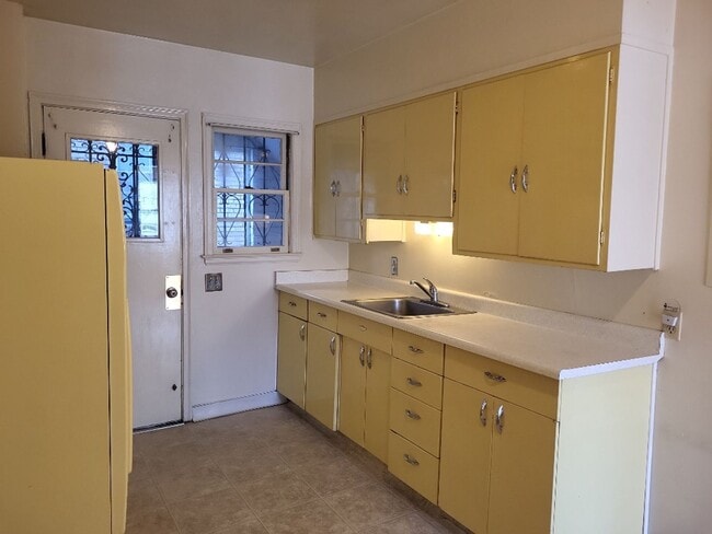 Building Photo - 700-722 Gordon Avenue