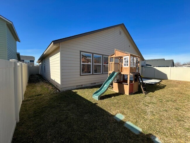 Building Photo - Comfortable Living in a Beautiful, Well-Kept Home