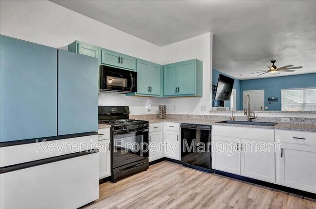 Building Photo - 551 SE 4th St