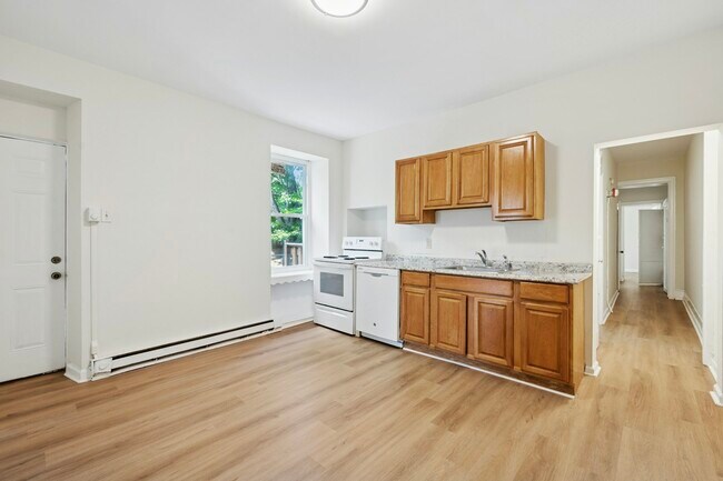 Building Photo - 109 W Queen Ln