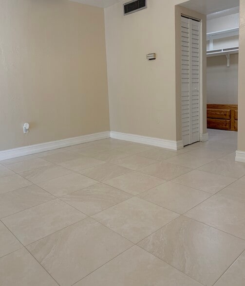 Master Bedroom - 10901 N Kendall Dr