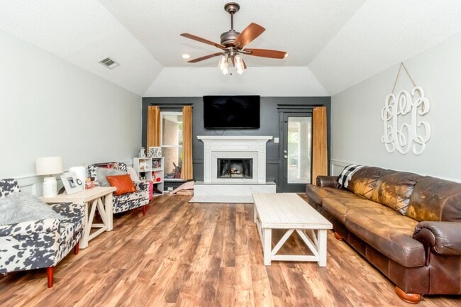 Building Photo - Great house with a pool in Satsuma!