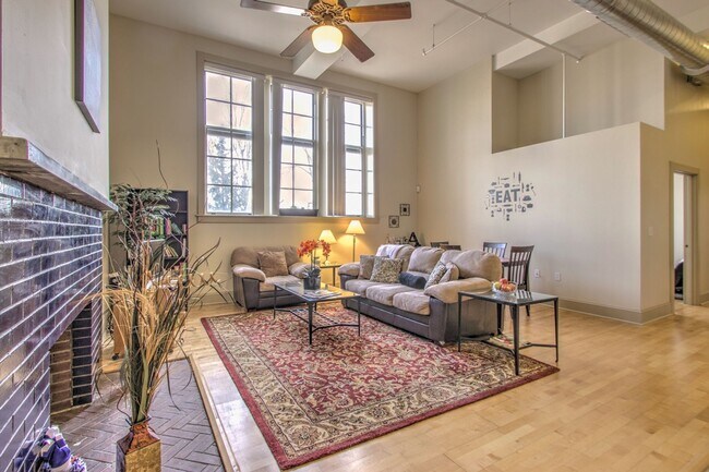 Building Photo - Stunning 2-bed, 1 bath apartment near Card...