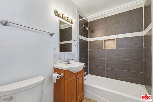 Building Photo - 5117 Crenshaw Blvd