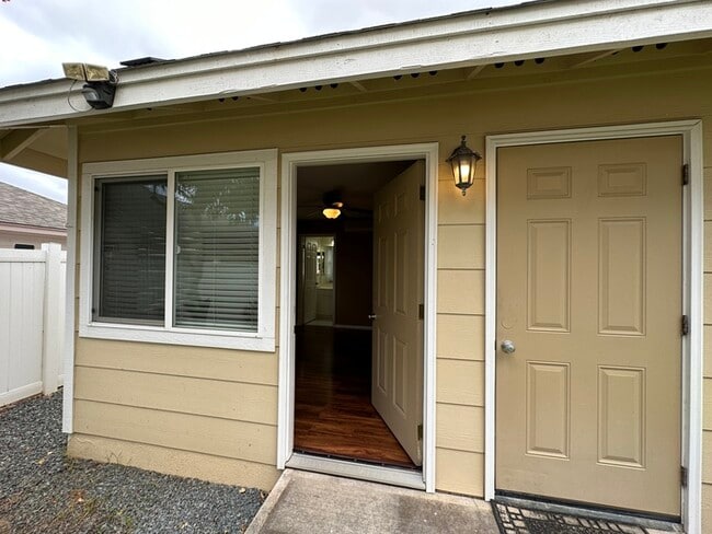 Building Photo - Beautiful & Spacious Pet-Friendly Home at ...